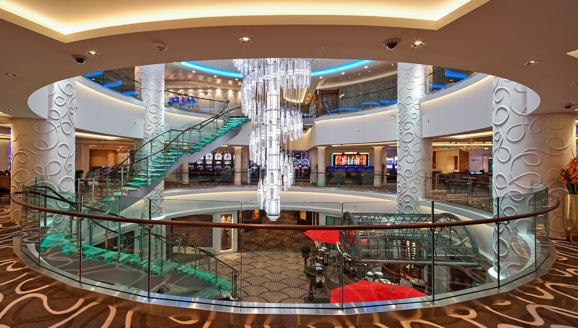 El elegante Atrium del Barco: el 687 Ocean Place, con su impresionante lámpara de leeds CRUCEROS NORWEGIAN GETAWAY CRUCERO NCL CRUCEROS BALTICO CRUCEROS NORTE DE EUROPA CRUCEROS OFERTA CRUCEROS BARCOS NUEVOS CRUCEROS RUSIA CRUCEROS SAN PETERSBURGO CRUCEROS COPENHAGUE
